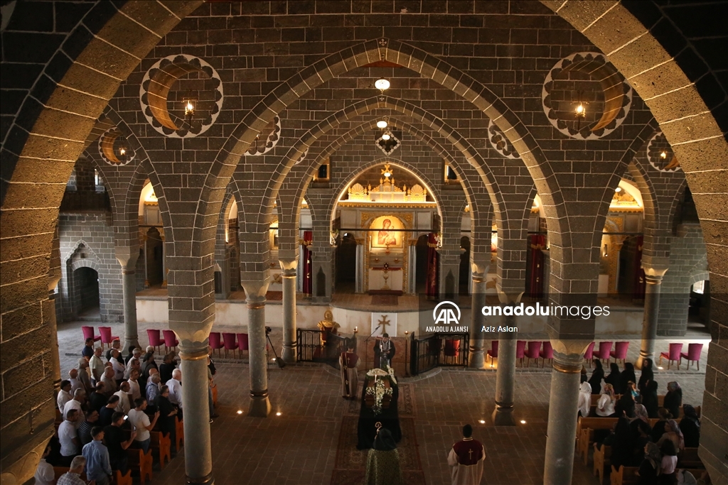 Başepiskopos Ateşyan'ın ablası için Diyarbakır'daki tarihi kilisede cenaze töreni yapıldı