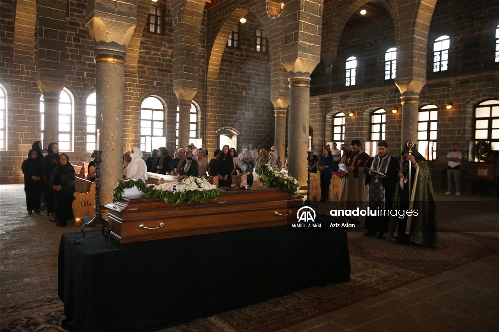 Başepiskopos Ateşyan'ın ablası için Diyarbakır'daki tarihi kilisede cenaze töreni yapıldı