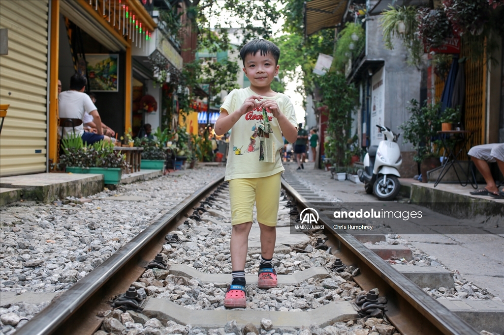 Vietnam'da tren geçen sokak turistlerin ilgisini çekiyor