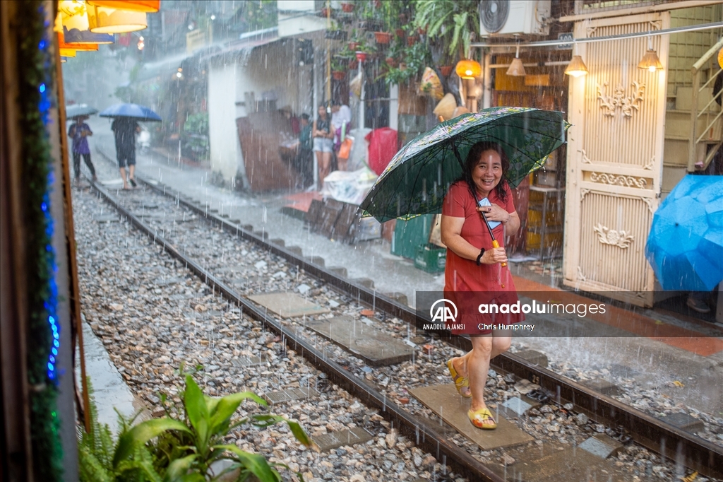 Vietnam'da tren geçen sokak turistlerin ilgisini çekiyor