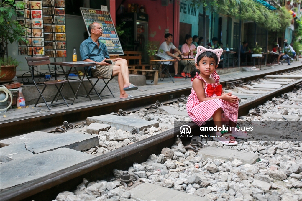 Vietnam'da tren geçen sokak turistlerin ilgisini çekiyor