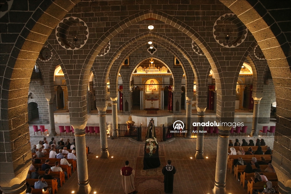Başepiskopos Ateşyan'ın ablası için Diyarbakır'daki tarihi kilisede cenaze töreni yapıldı