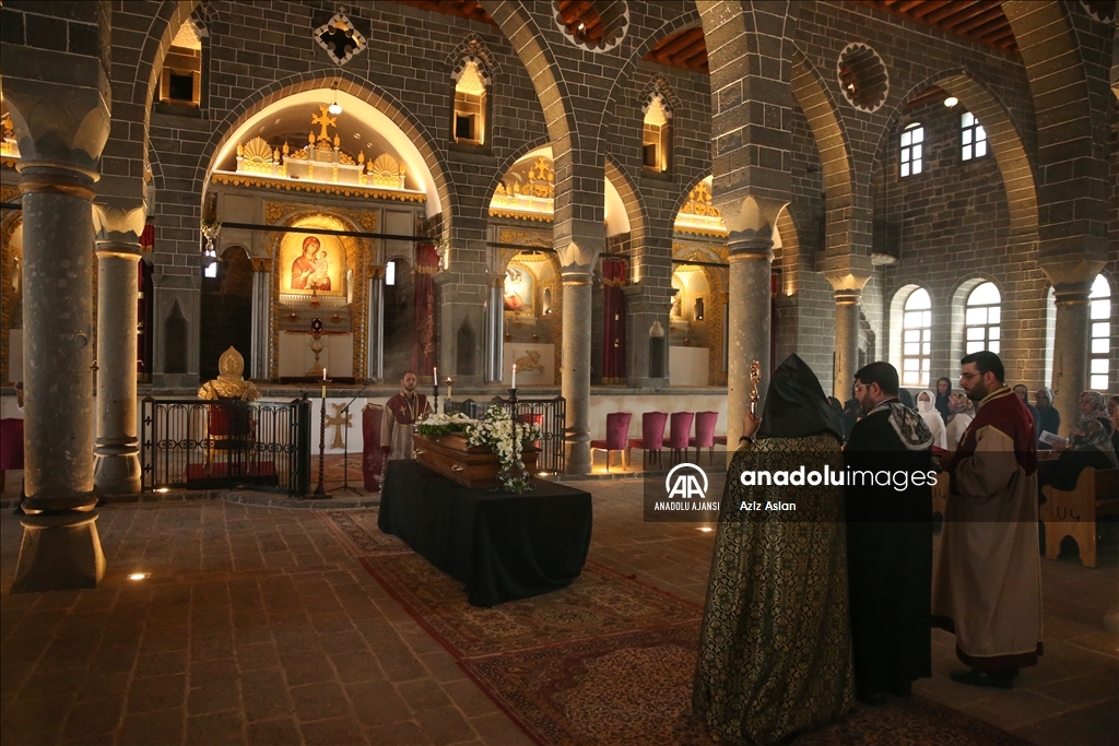 Başepiskopos Ateşyan'ın ablası için Diyarbakır'daki tarihi kilisede cenaze töreni yapıldı