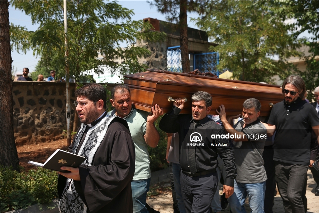 Başepiskopos Ateşyan'ın ablası için Diyarbakır'daki tarihi kilisede cenaze töreni yapıldı