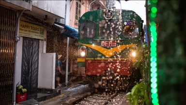 Vietnam'da tren geçen sokak turistlerin ilgisini çekiyor