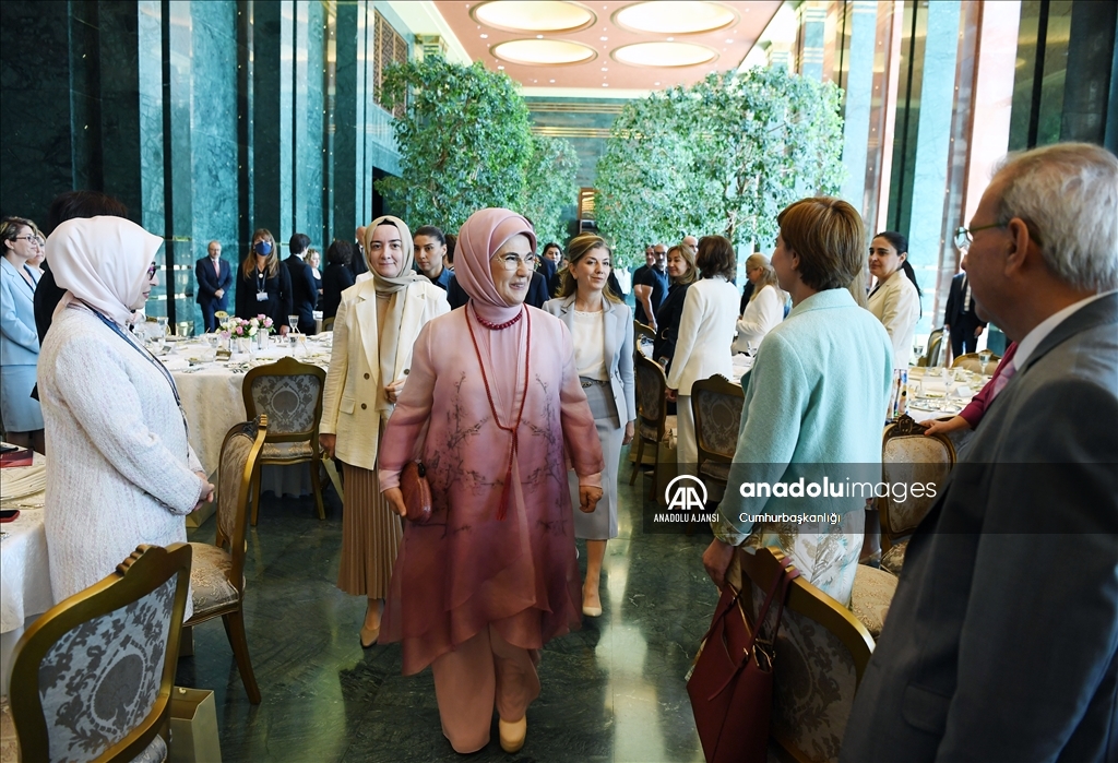Emine Erdoğan, kadın büyükelçi ve büyükelçi eşleriyle buluştu