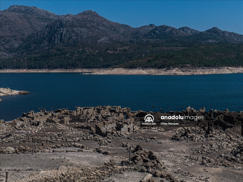 Portekiz'de 50 yıl önce su altında kalan köy, artan sıcaklar nedeniyle su yüzüne çıktı