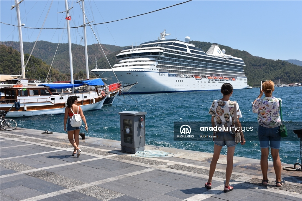 سفينة سياحية عملاقة ترسو في ميناء مرمريس التركي