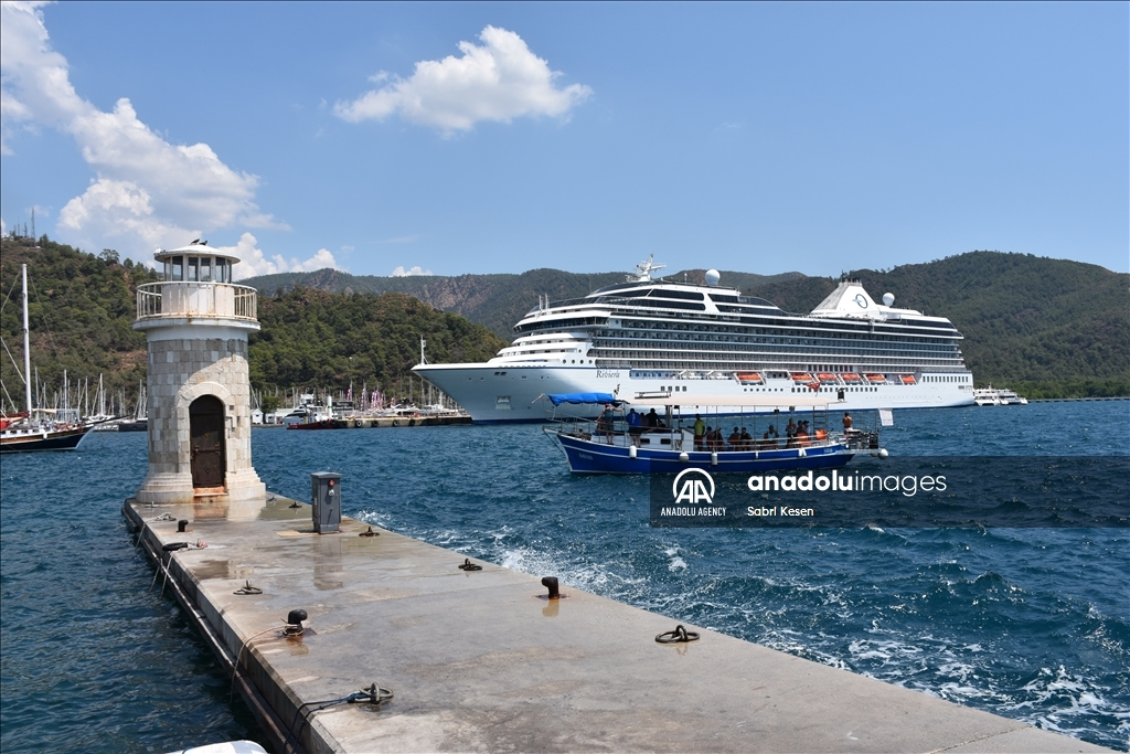 سفينة سياحية عملاقة ترسو في ميناء مرمريس التركي