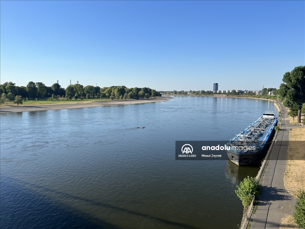Aşırı sıcaklar Almanya'nın önemli ticaret yollarından Ren Nehri'ni kurutuyor