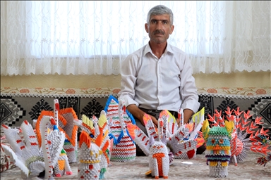 مزارع تركي يبعث الحياة في الورق بفن "الأوريغامي"