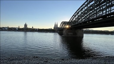 Aşırı sıcaklar Almanya'nın önemli ticaret yollarından Ren Nehri'ni kurutuyor 