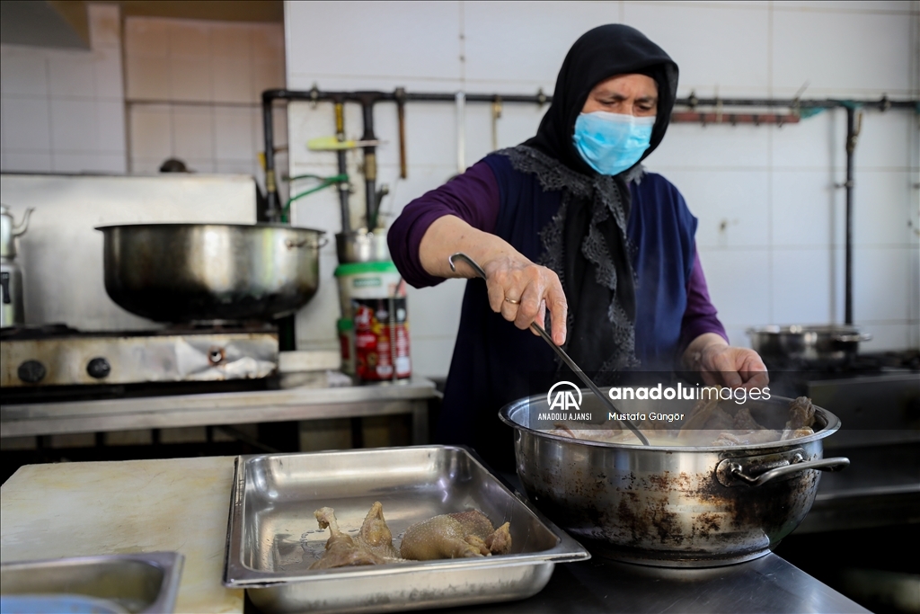 Karslı 72 yaşındaki kadın yetiştirdiği kazların etini İzmir'de müşterileri için hazırlıyor