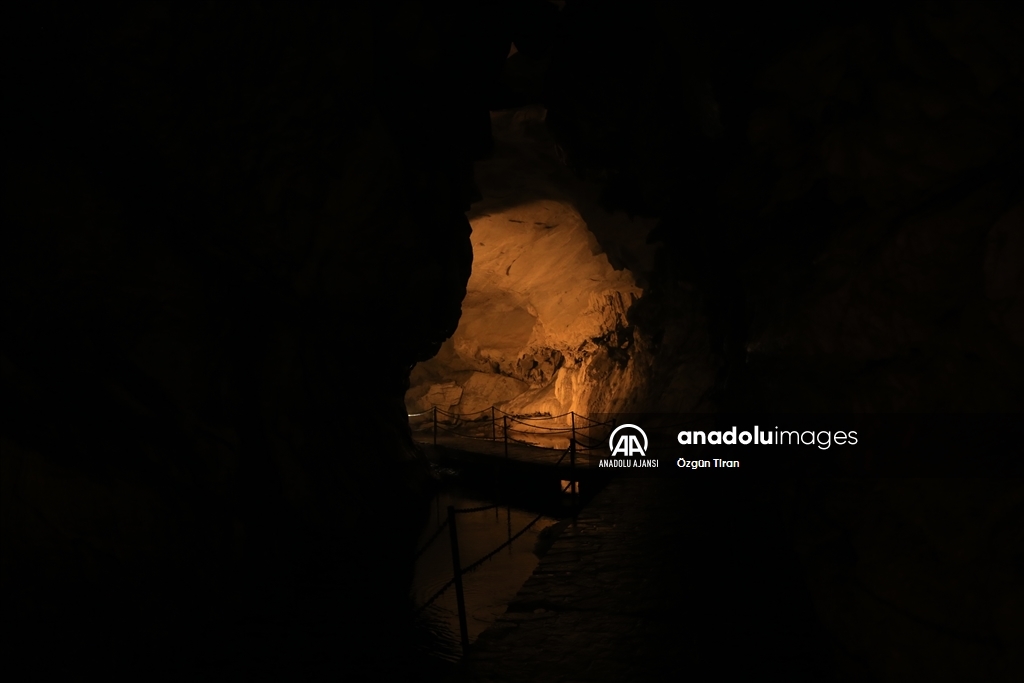 Binlerce yarasayı barındıran Dupnisa Mağarası turistlerin ilgi odağı oldu