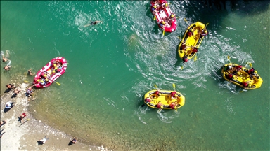 Adrenalin tutkunu İranlı turistler, Çatak Çayı'nda rafting yaparak eğleniyor