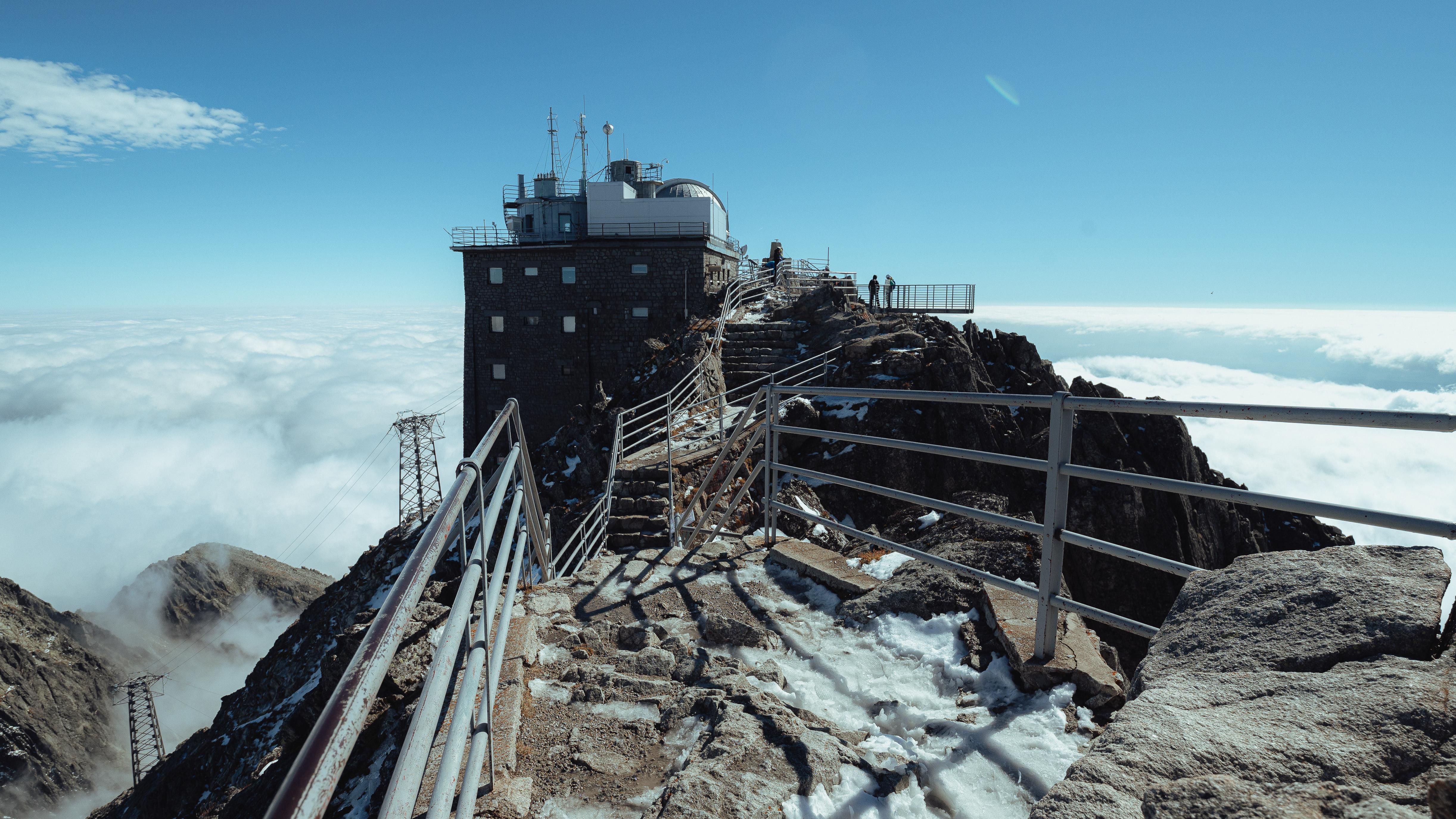 Slovakya'da 2634 metre yükseklikte kurulu Lomnicky Gözlemevi
