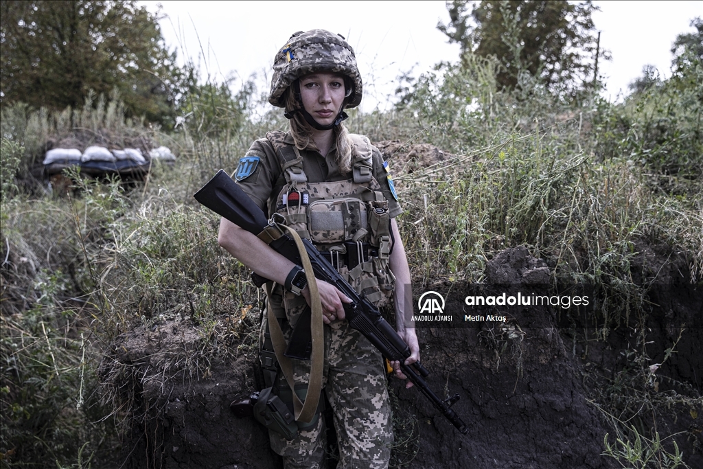 Ukrayna'da elleri tetikte kadın askerler de ön cephede savaşıyor