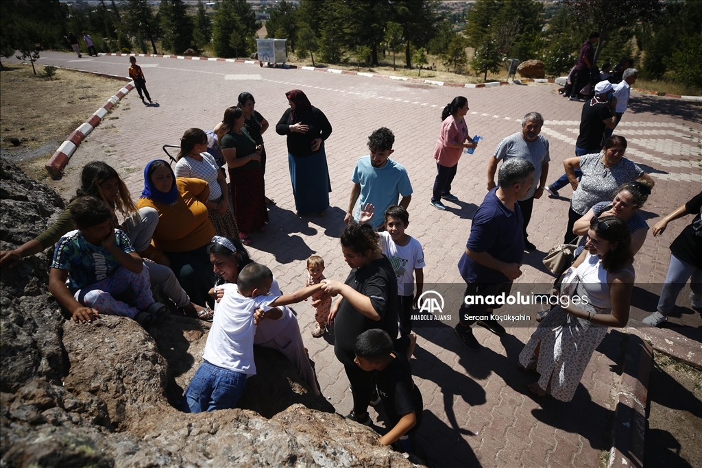 Hacıbektaş'ta "delikli taş"tan geçip kutsal sayılan mekanları ziyaret ediyorlar