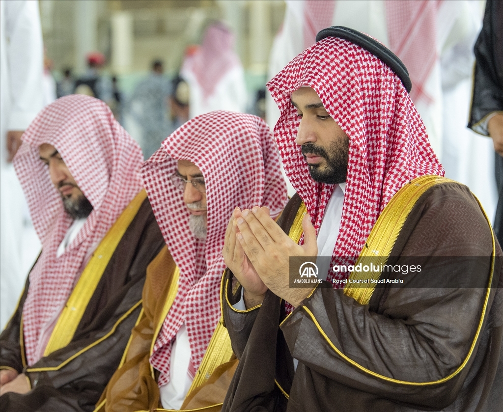 Muhammed bin Selman Kabe'nin geleneksel temizlik etkinliğine katıldı