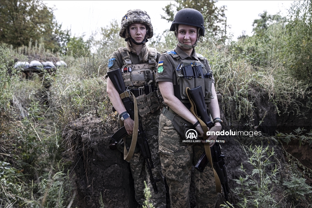 Ukrayna'da elleri tetikte kadın askerler de ön cephede savaşıyor
