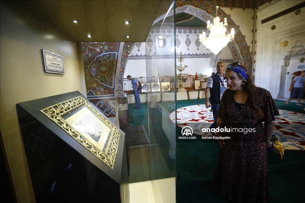 Hacıbektaş'ta "delikli taş"tan geçip kutsal sayılan mekanları ziyaret ediyorlar