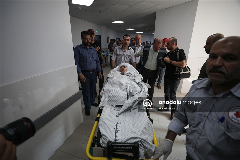 الطفلة "رهف" وشقيقها يغادران غزة إلى تركيا للعلاج