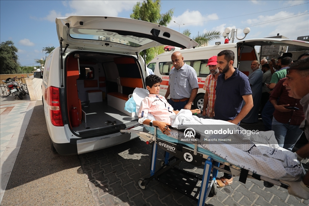 الطفلة "رهف" وشقيقها يغادران غزة إلى تركيا للعلاج
