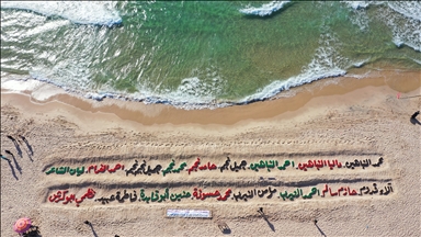 Gazze sahili, İsrail'in son saldırıda öldürdüğü çocukların isimleri ve resimleriyle donatıldı
