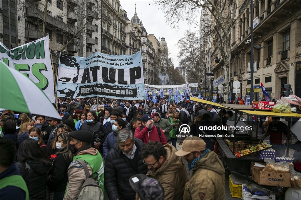Demonstrasi menentang kenaikan harga bahan pokok di Argentina