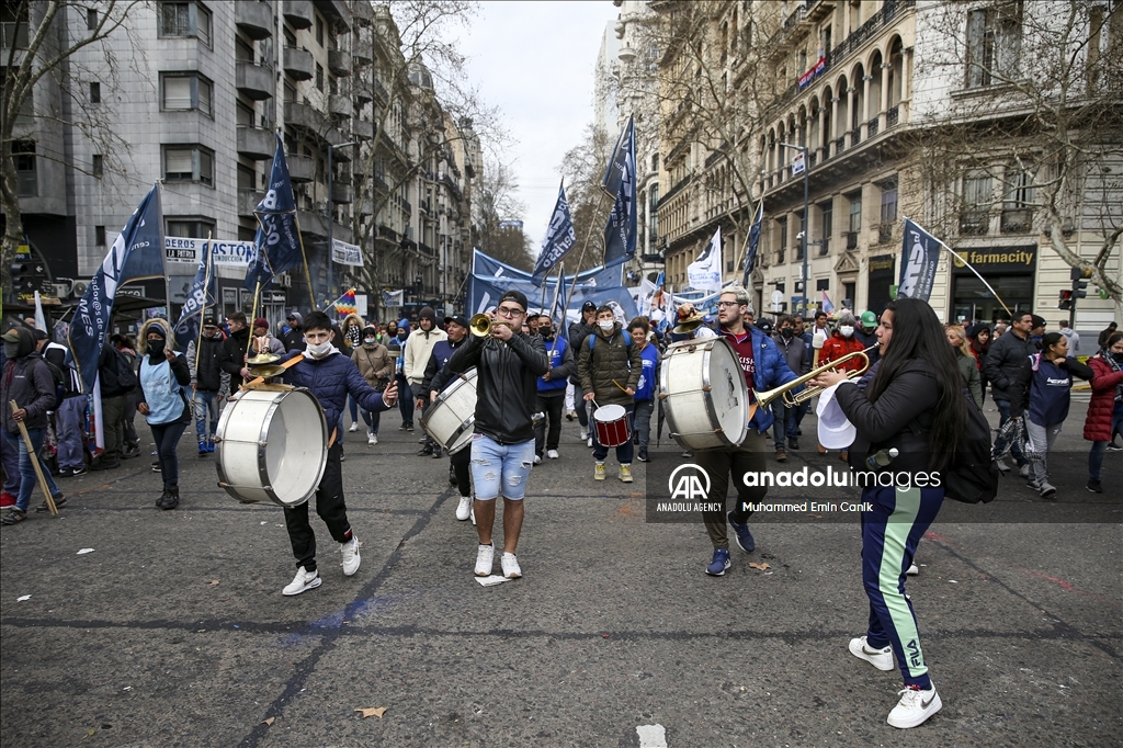 Demonstrasi menentang kenaikan harga bahan pokok di Argentina