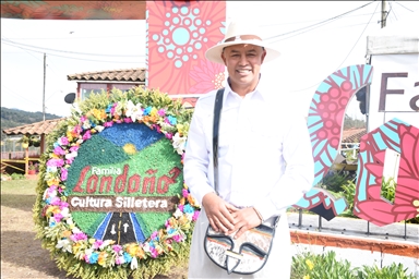 Kolombiyalı çiçekçiler, yeteneklerini çiçek festivalinde sergiledi