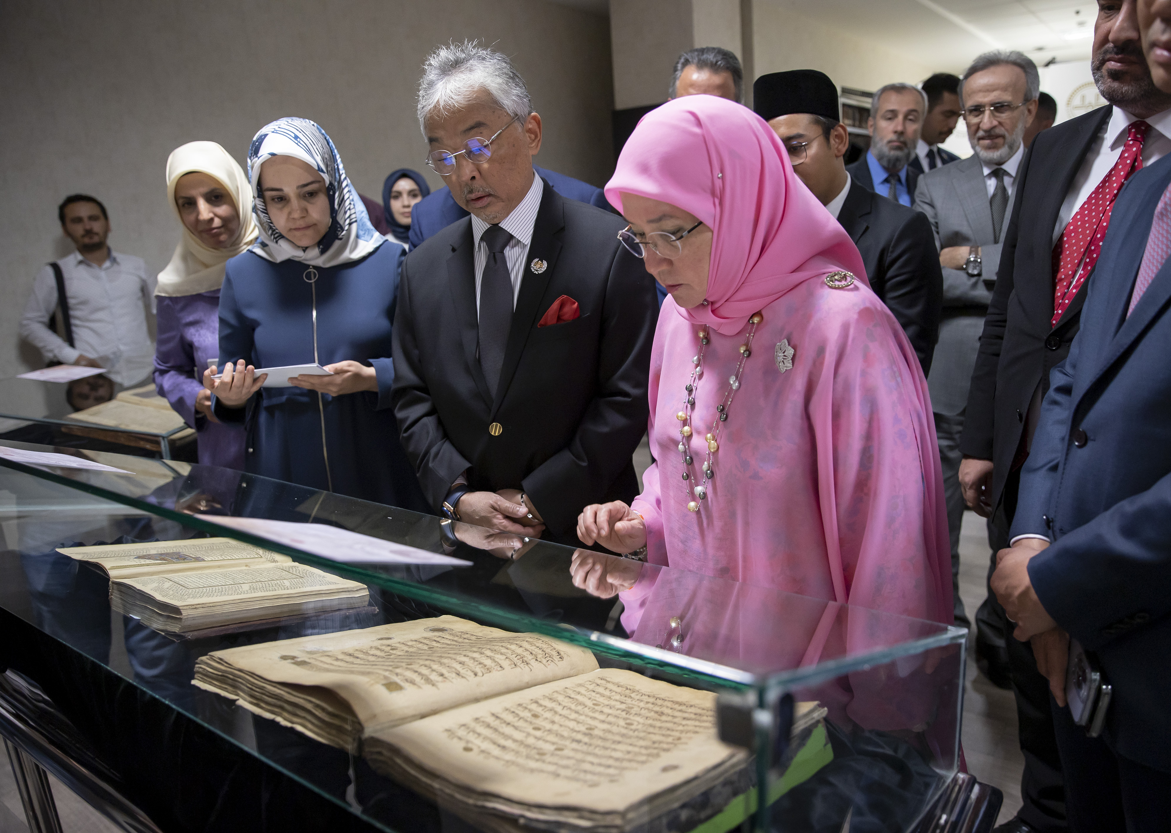 ملك ماليزيا يزور مكتبة رئاسة الشؤون الدينية بأنقرة