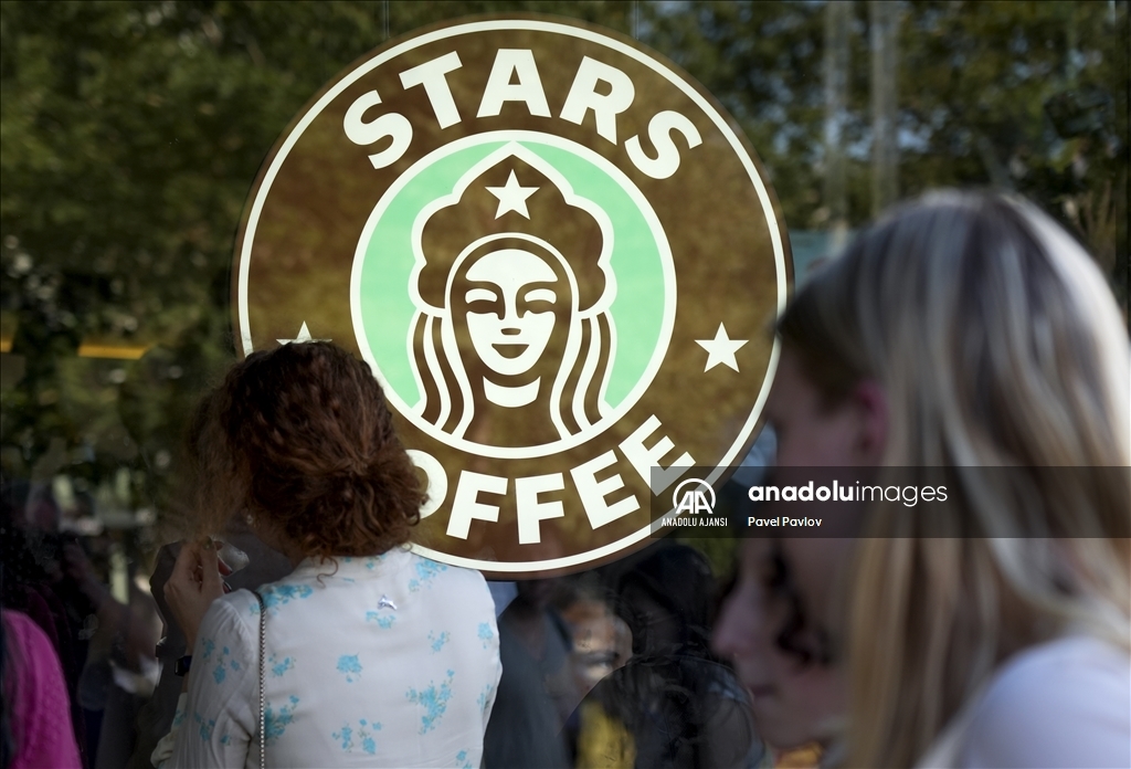 Rusya'da eski Starbucks kahve dükkanları "Stars Coffee" olarak yeniden açıldı