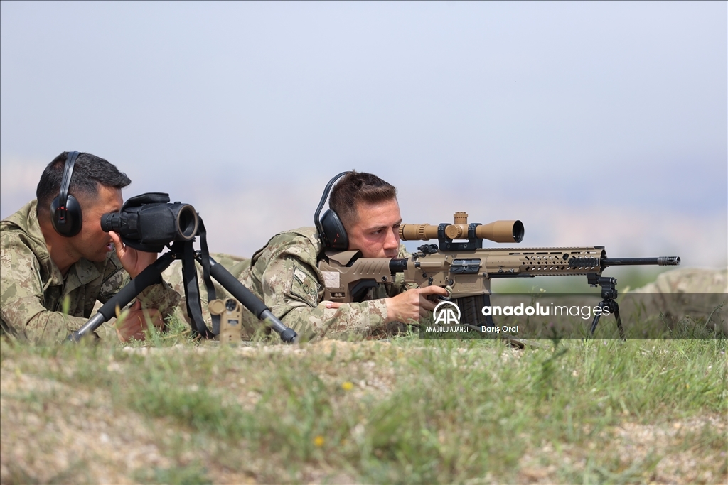 Türk ordusunun keskin nişancıları mesafe tanımıyor