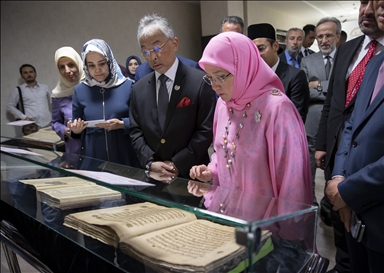 ملك ماليزيا يزور مكتبة رئاسة الشؤون الدينية بأنقرة