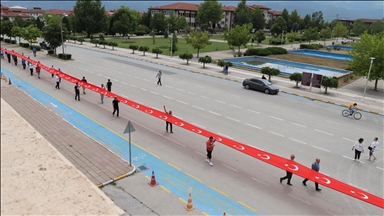 Dumlupınar'da açılacak 3 bin 743 metrelik Türk bayrağını 2 bin kişi taşıdı