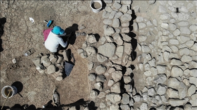 Tozkoparan Höyüğü kazısında mimari kalıntılar ve çömlek parçaları bulundu