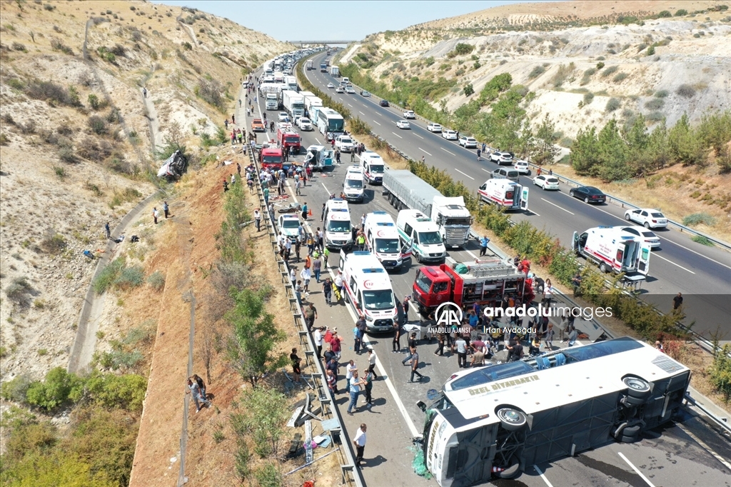 Gaziantep'te kaza yapan araca müdahale eden ekiplere yolcu otobüsü çarptı, 16 kişi öldü