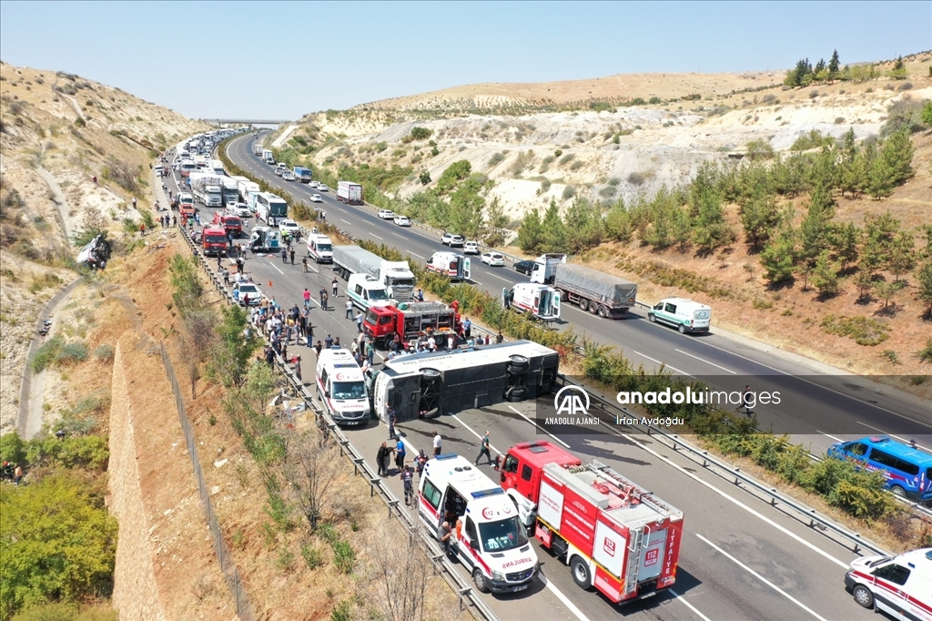 Gaziantep'te kaza yapan araca müdahale eden ekiplere yolcu otobüsü çarptı, 16 kişi öldü