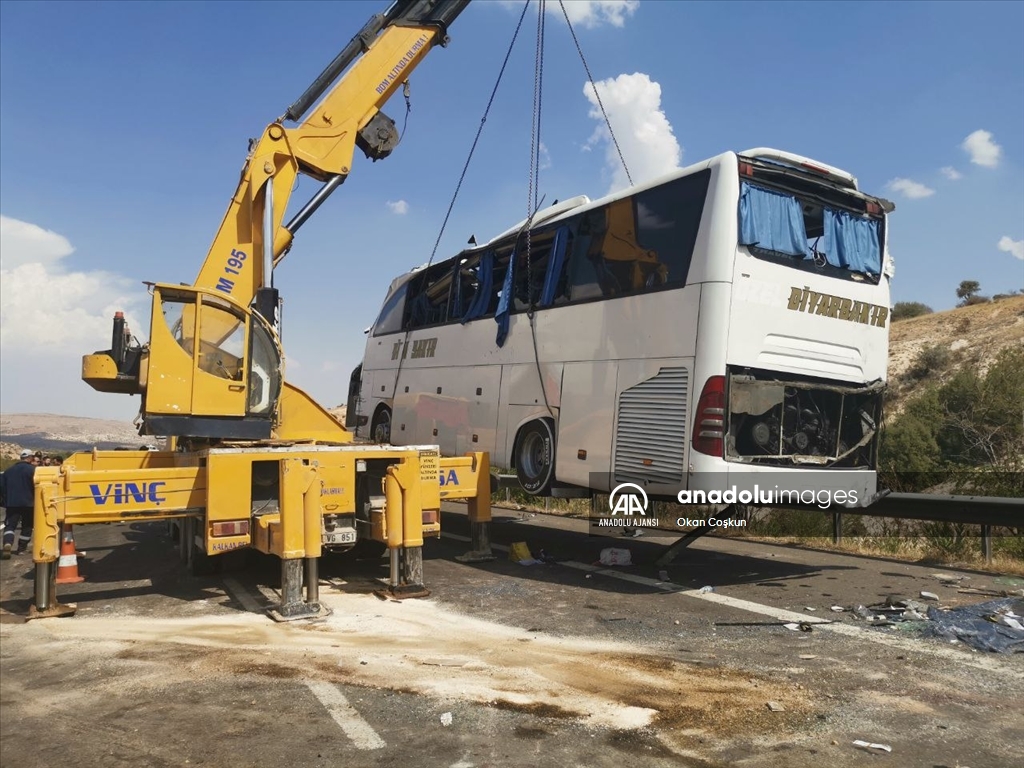 Gaziantep'te kaza yapan araca müdahale eden ekiplere yolcu otobüsü çarptı, 16 kişi öldü