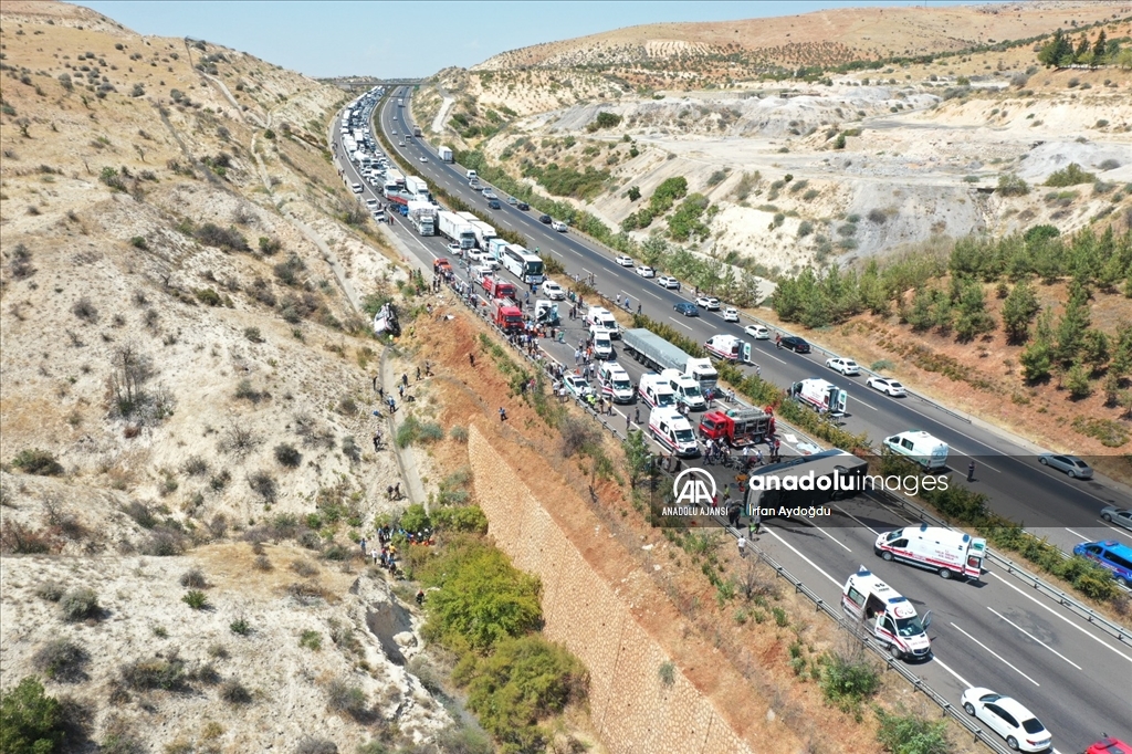 Gaziantep'te kaza yapan araca müdahale eden ekiplere yolcu otobüsü çarptı, 16 kişi öldü