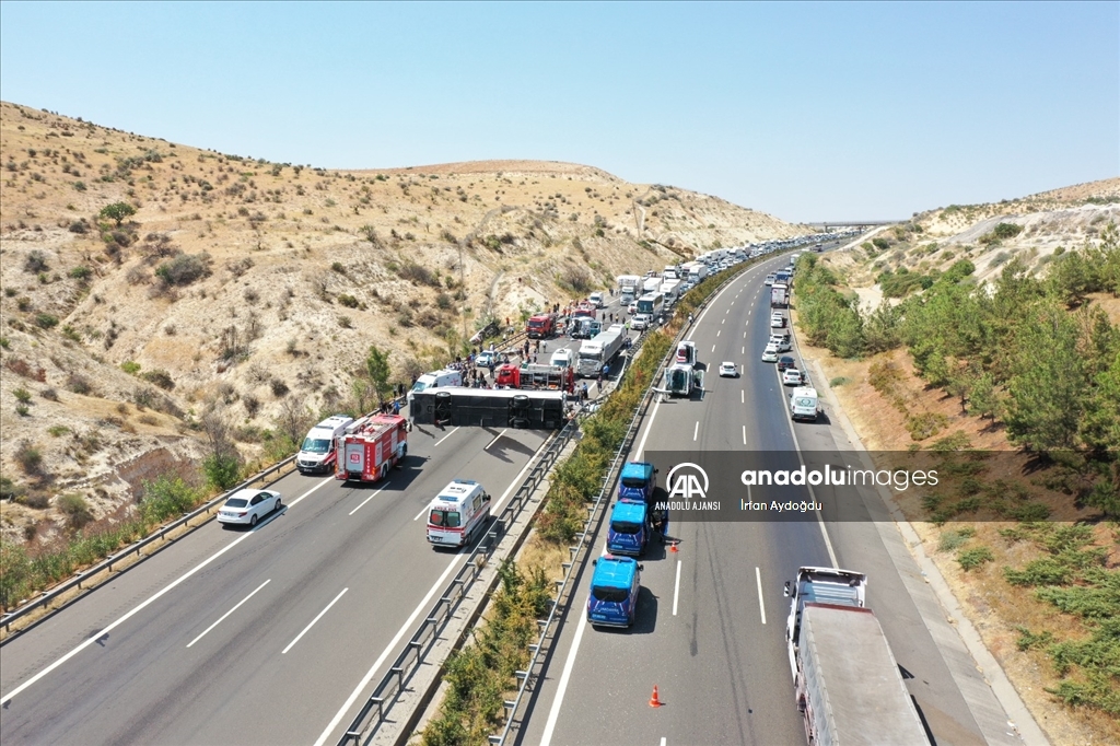 Gaziantep'te kaza yapan araca müdahale eden ekiplere yolcu otobüsü çarptı, 16 kişi öldü