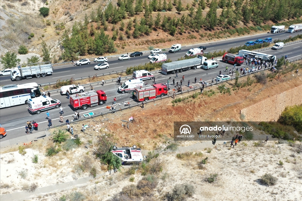 Gaziantep'te kaza yapan araca müdahale eden ekiplere yolcu otobüsü çarptı, 16 kişi öldü