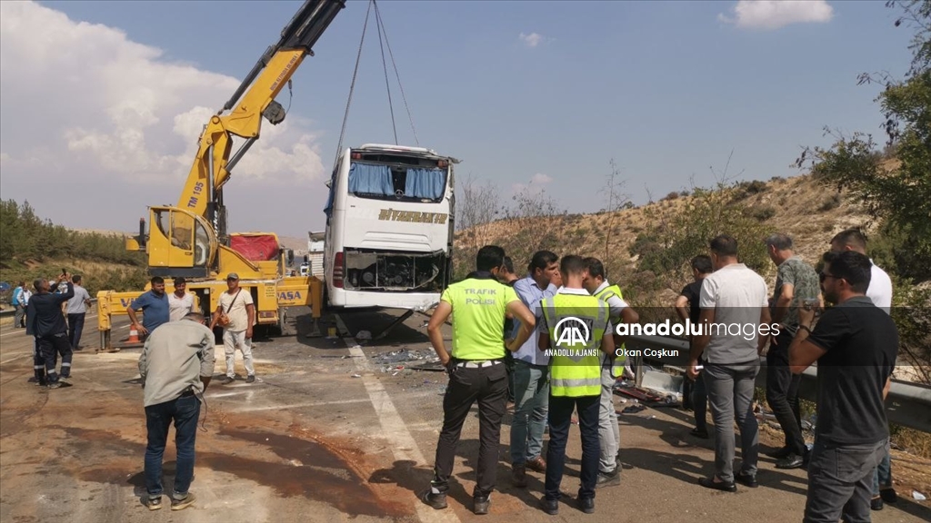 Gaziantep'te kaza yapan araca müdahale eden ekiplere yolcu otobüsü çarptı, 16 kişi öldü