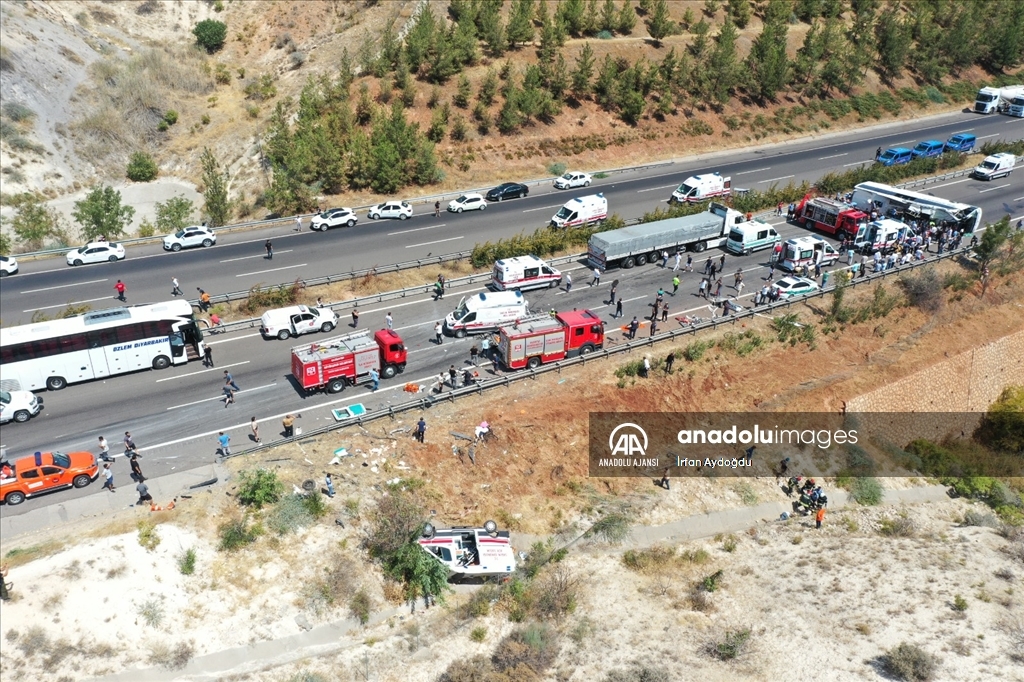 Gaziantep'te kaza yapan araca müdahale eden ekiplere yolcu otobüsü çarptı, 16 kişi öldü