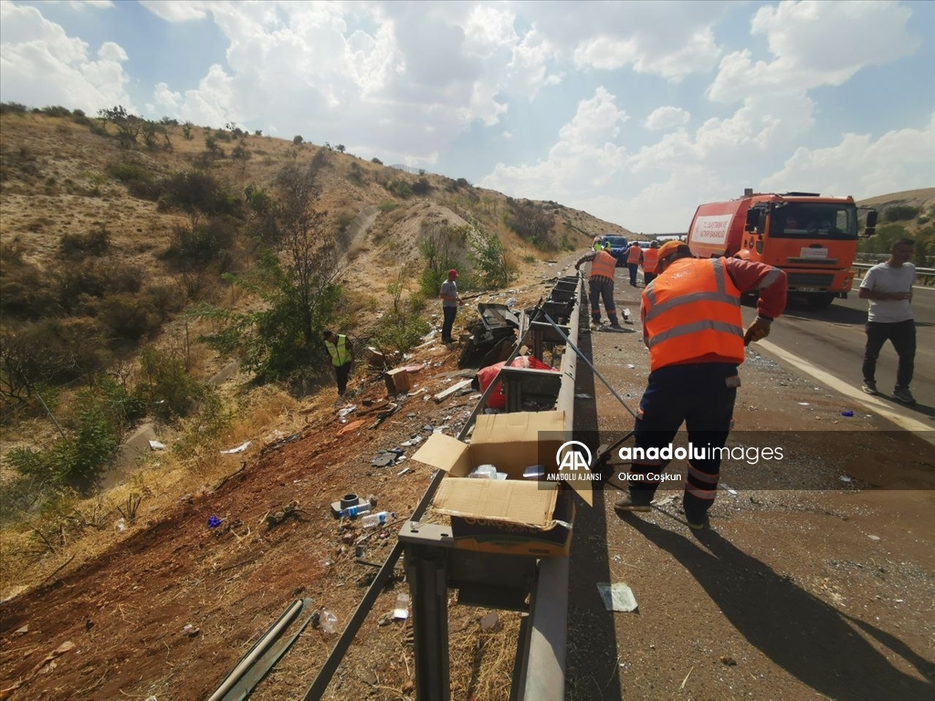 Gaziantep'te kaza yapan araca müdahale eden ekiplere yolcu otobüsü çarptı, 16 kişi öldü