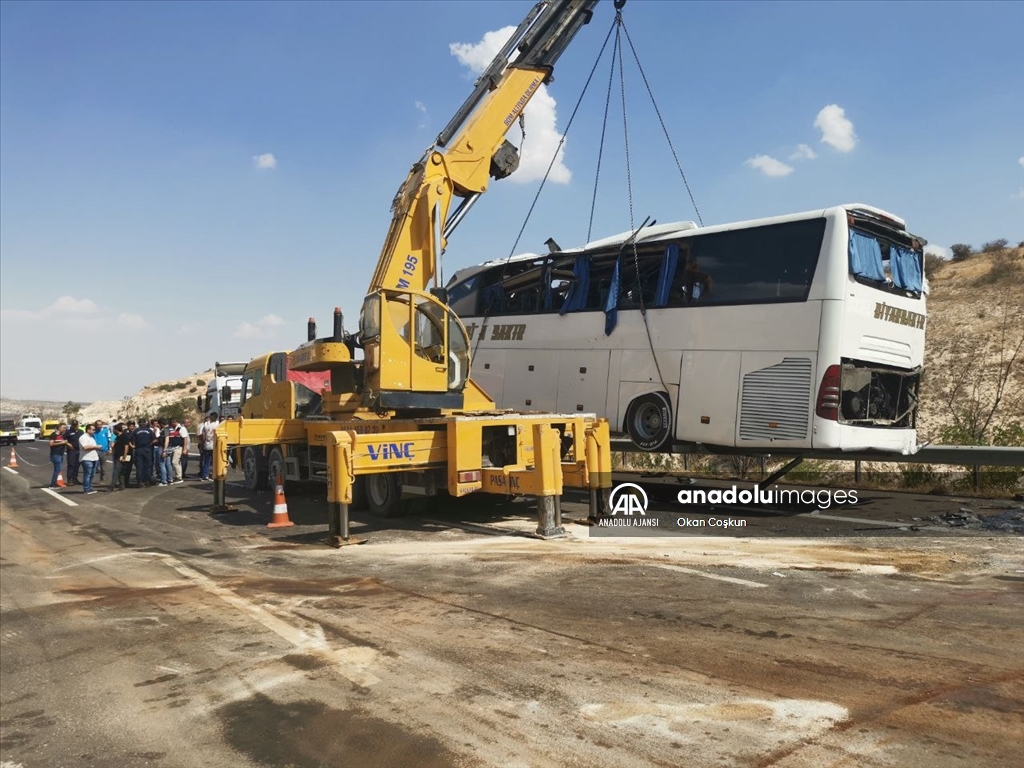 Gaziantep'te kaza yapan araca müdahale eden ekiplere yolcu otobüsü çarptı, 16 kişi öldü