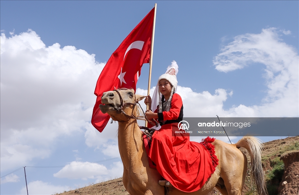 Van'da yaşayan Kırgız Türkleri "40. Yıl Kültür Şenliği" düzenledi