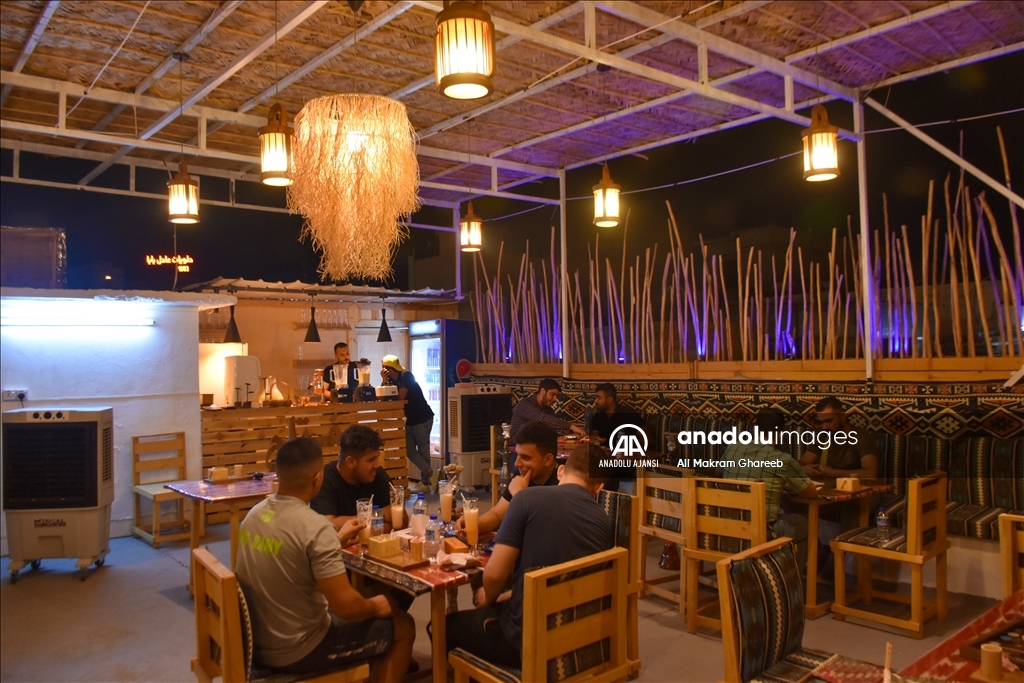 Kerkük'te iki bayan şef, açtıkları nostaljik restoranda yöresel yemekleri konuklarına sunuyor