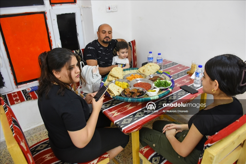 Kerkük'te iki bayan şef, açtıkları nostaljik restoranda yöresel yemekleri konuklarına sunuyor